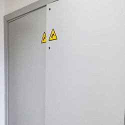 Plaque de porte  Triangle risque d'électrocution