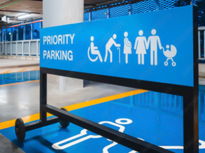 Signalétique : accès aux personnes à mobilité réduite (PMR) dans les ERP