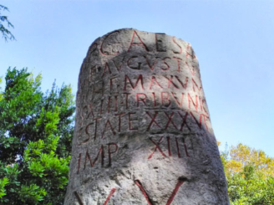 L'Histoire de la Signalétique en France : De l'Antiquité à l'Ère Numérique
